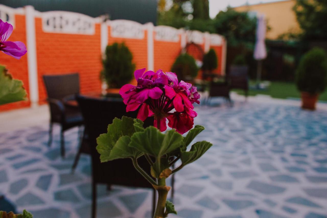 Hotel Lux Tbilisi Bagian luar foto